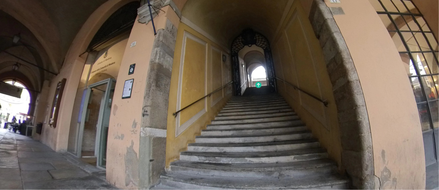 Foto della scalinata del Palazzo Comunale di Modena