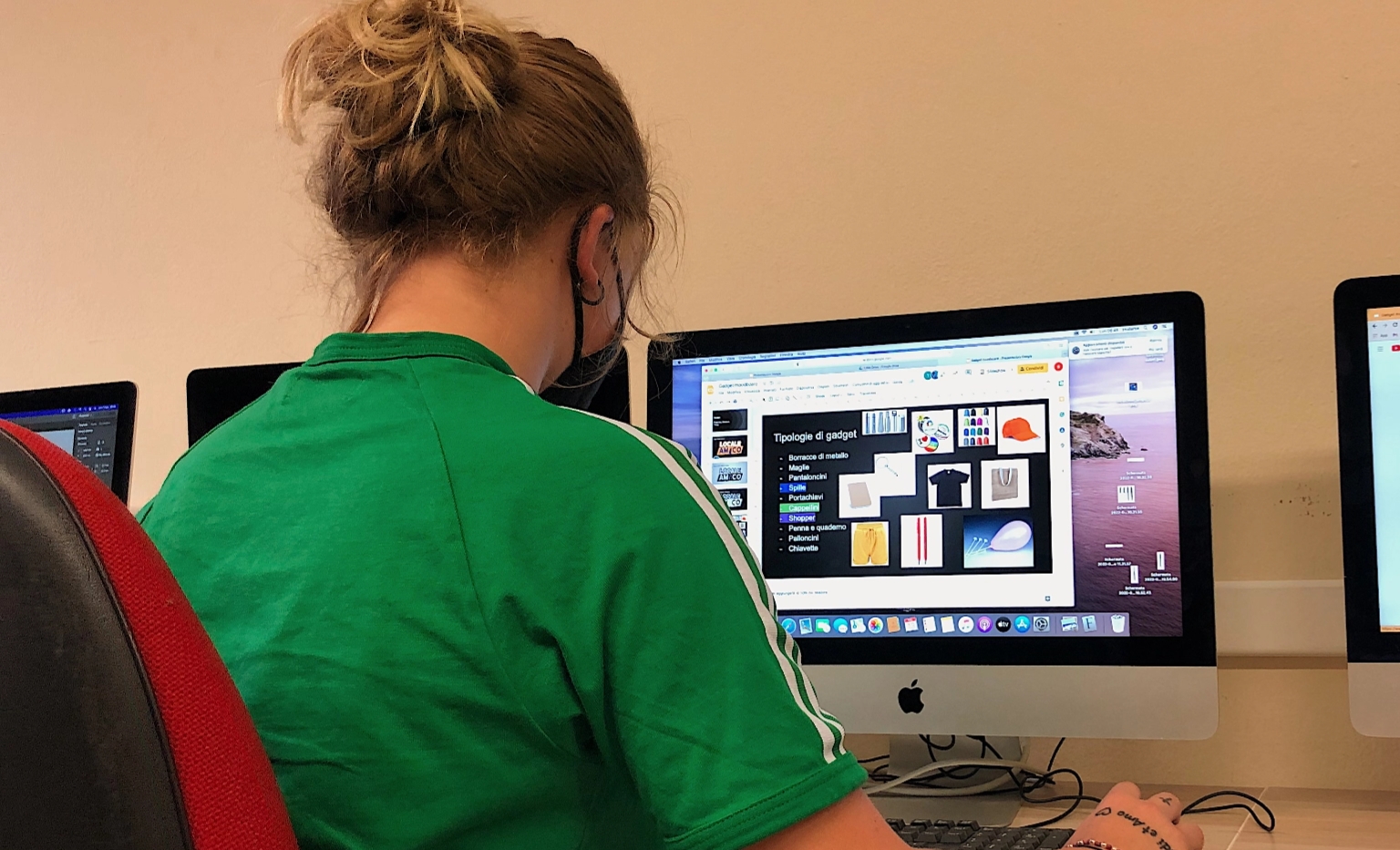 Una ragazza mentre lavora al computer su una presentazione dei gadget per il progetto.